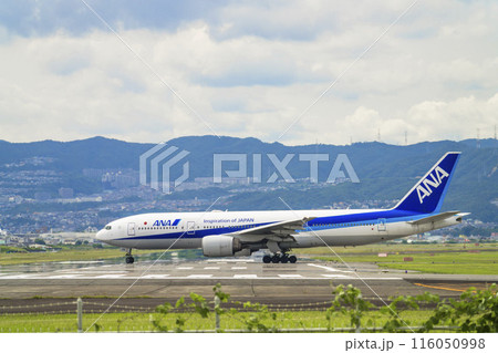 夏の大阪空港（伊丹空港）　タキシング中の飛行機　大阪府豊中市 116050998