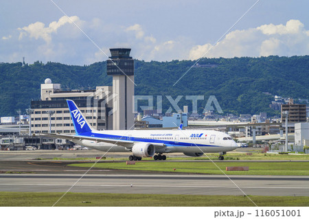 夏の大阪空港（伊丹空港）　タキシング中の飛行機　大阪府豊中市 116051001