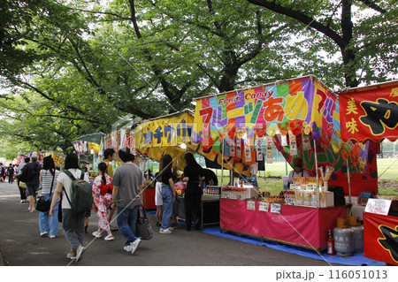 縁日の露店が並ぶ桜の並木道。あれこれの出店を見ながら思い通りの食べ歩きユカタの少女も 縁日の露店が並ぶ桜の並木道。あれこれの出店を見ながら思い通りの食べ歩きユカタの少女も 116051013
