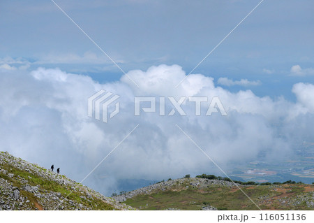 斜面を下る登山者、雲海が広がる 斜面を下る登山者、雲海が広がる 116051136