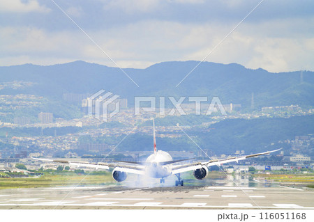 夏の大阪空港(伊丹空港) 着陸中の飛行機 大阪府豊中市 夏の大阪空港(伊丹空港) 着陸中の飛行機 大阪府豊中市 116051168