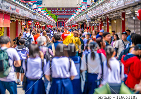 日本の東京都市景観 団体旅行客や子供たち、外国人観光客らで賑わう朝の浅草寺＝5月30日 116051185