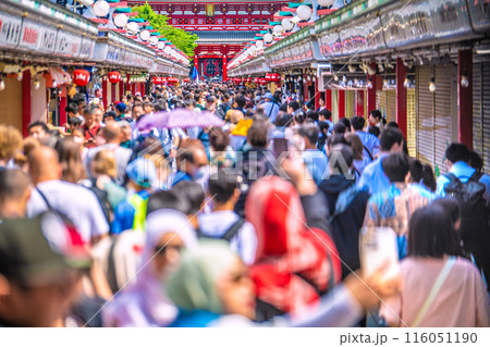 日本の東京都市景観 団体旅行客や子供たち、外国人観光客らで賑わう朝の浅草寺＝5月30日 116051190
