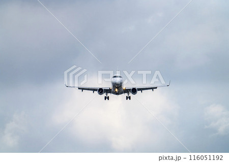 夏の大阪空港（伊丹空港）　着陸中の飛行機　正面　大阪府豊中市 116051192