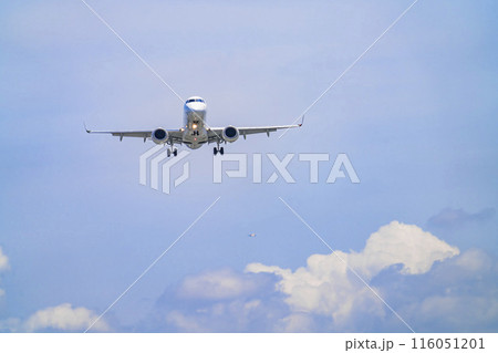 夏の大阪空港（伊丹空港）　着陸中の飛行機　正面　大阪府豊中市 116051201