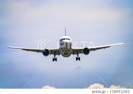 夏の大阪空港（伊丹空港）　着陸中の飛行機　正面　大阪府豊中市 116051202