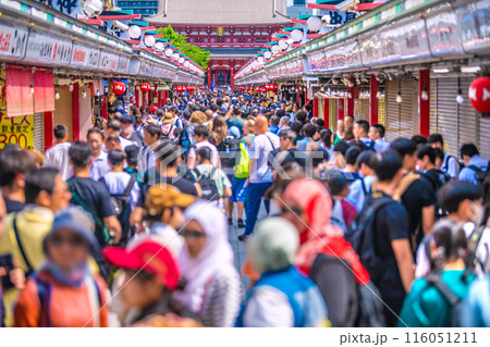日本の東京都市景観 団体旅行客や子供たち、外国人観光客らで賑わう朝の浅草寺=5月30日 日本の東京都市景観 団体旅行客や子供たち、外国人観光客らで賑わう朝の浅草寺=5月30日 116051211