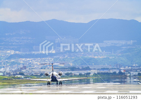 夏の大阪空港（伊丹空港）　離陸中の飛行機　大阪府豊中市 116051293