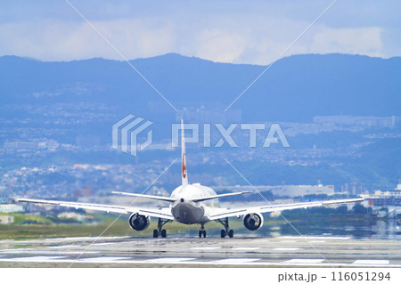 夏の大阪空港（伊丹空港）　離陸中の飛行機　大阪府豊中市 116051294