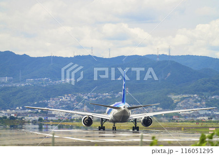 夏の大阪空港(伊丹空港) 離陸中の飛行機 大阪府豊中市 夏の大阪空港(伊丹空港) 離陸中の飛行機 大阪府豊中市 116051295
