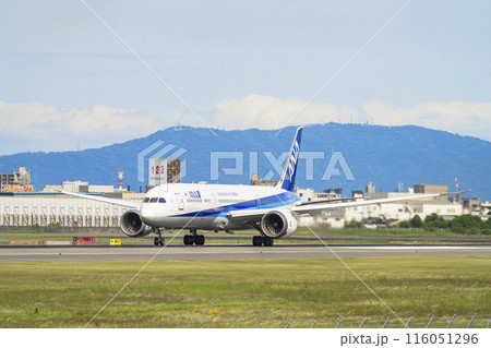 夏の大阪空港（伊丹空港）　離陸中の飛行機　大阪府豊中市 116051296