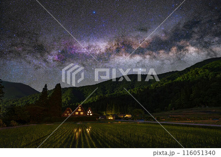 【天の川素材】白川郷・三連合掌と天の川【岐阜県】 116051340