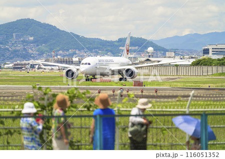 夏の大阪空港（伊丹空港）　タキシング中の飛行機とギャラリー　大阪府豊中市 116051352