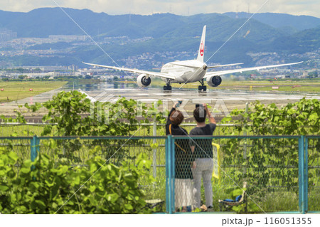 夏の大阪空港(伊丹空港) タキシング中の飛行機とギャラリー 大阪府豊中市 夏の大阪空港(伊丹空港) タキシング中の飛行機とギャラリー 大阪府豊中市 116051355