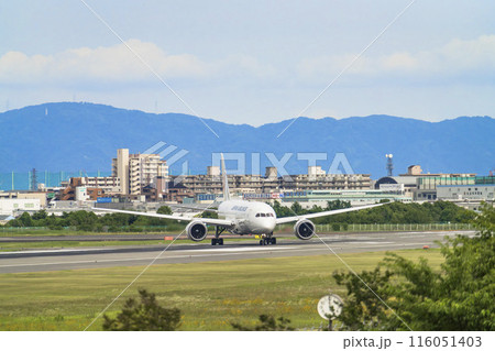 夏の大阪空港(伊丹空港) タキシング中の飛行機 大阪府豊中市 夏の大阪空港(伊丹空港) タキシング中の飛行機 大阪府豊中市 116051403