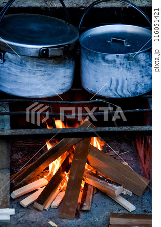 キャンプ飯　キャンプ場で鍋料理 116051421