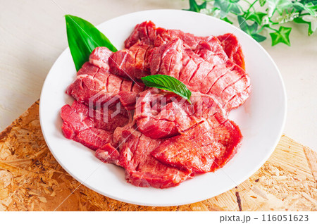 皿に盛った牛たん 116051623