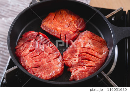 フライパンで焼く牛タン 116051680