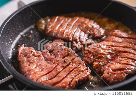 フライパンで焼いた牛タン 116051682