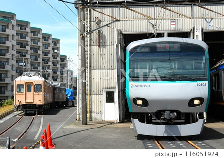 車両基地に停車する相模鉄道2000系と10000系（急行・横浜表示） 116051924