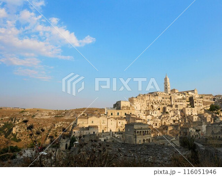 夕日に照らされるマテーラの美しい町並み　（イタリア） 116051946