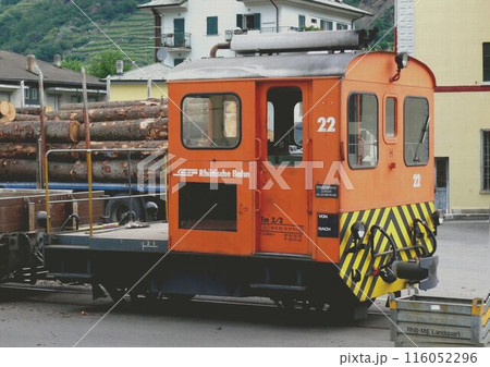 駅構内に停車する超小型ディーゼル機関車 客・貨車の入替えに大活躍しています。 駅構内に停車する超小型ディーゼル機関車 客・貨車の入替えに大活躍しています。 116052296