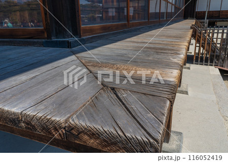 京都市　二条城の縁側 116052419