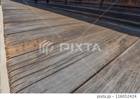 京都市　二条城の縁側 116052424