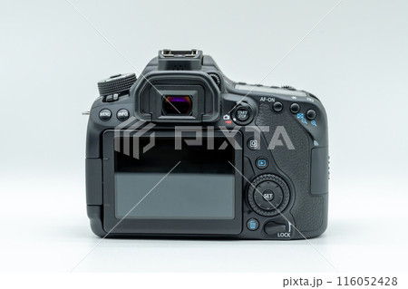 白い背景のカメラ 116052428