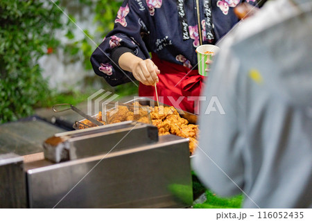 お祭り 屋台 唐揚げ お祭り 屋台 唐揚げ 116052435