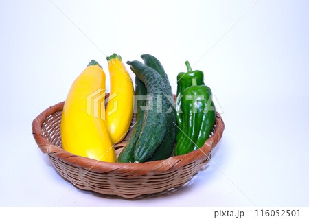 かごに盛られた新鮮な夏野菜 116052501