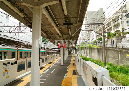 鷺沼駅のプラットホームのホームドア 116052721