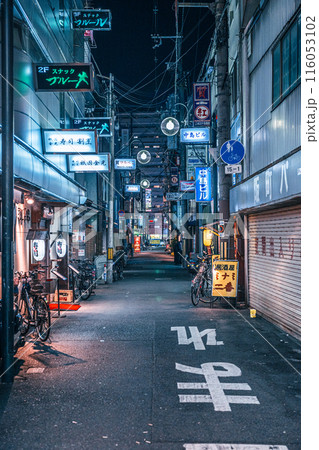 夜の大阪路地裏 116053102