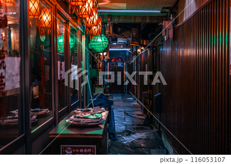 夜の大阪路地裏 116053107