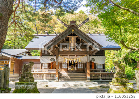 春日山神社 上杉神社より分霊され上杉謙信公を祭神に祀った神社 記念館には謙信公の遺品・資料などが展示 春日山神社 上杉神社より分霊され上杉謙信公を祭神に祀った神社 記念館には謙信公の遺品・資料などが展示 116053258