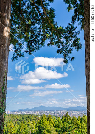春日山城跡より春日山城史跡広場、旧加賀街道、上越大豆方面を望む 春日山城跡より春日山城史跡広場、旧加賀街道、上越大豆方面を望む 116053263