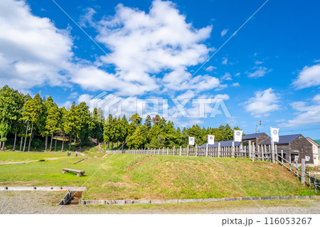 春日山城史跡広場　上杉謙信の居城　山城　全国でも最大規模の中世城郭　東裾野に監物堀と呼ばれる総構 116053267