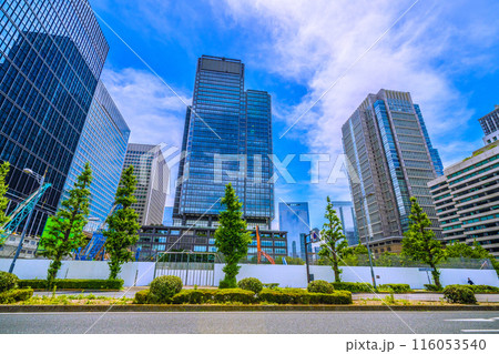 日本の東京都市景観 東京海上日動ビルディング解体工事などを望む。新丸ビルや丸ビルなどが一望に 日本の東京都市景観 東京海上日動ビルディング解体工事などを望む。新丸ビルや丸ビルなどが一望に 116053540