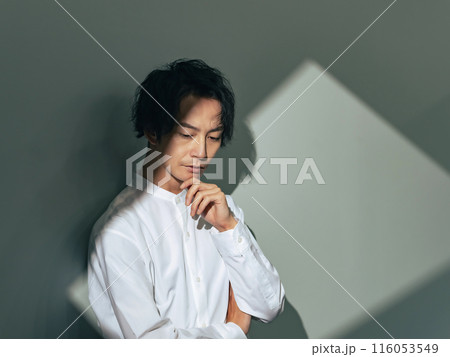 考え込む表情の男性 考え込む表情の男性 116053549
