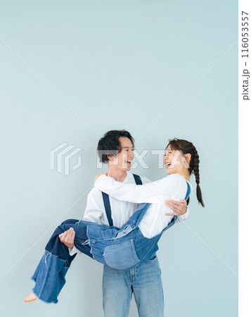 デニムを着た男女のカップルフォト デニムを着た男女のカップルフォト 116053557