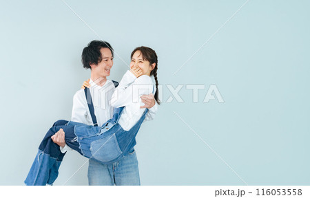 デニムを着た男女のカップルフォト 116053558