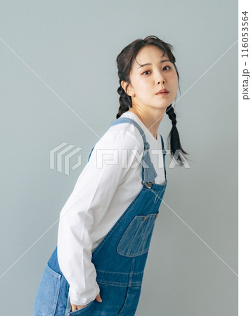 デニムのオーバーオールを着た女性のポートレート 116053564