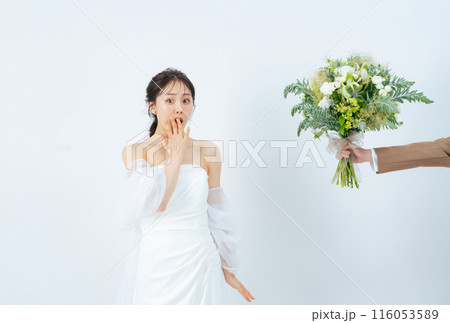 ブーケを渡されて驚く女性 ブライダルフォト ウェディングフォト 前撮り ブーケを渡されて驚く女性 ブライダルフォト ウェディングフォト 前撮り 116053589