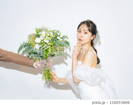 ブーケを渡されて喜ぶウェディングドレスを着た女性　ブライダルフォト　前撮り 116053606