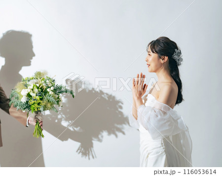ブーケを渡されて喜ぶウェディングドレスを着た女性 ブライダルフォト 前撮り ブーケを渡されて喜ぶウェディングドレスを着た女性 ブライダルフォト 前撮り 116053614
