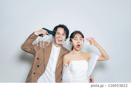 拳銃を持つ男女　ブライダルフォト　前撮り 116053622