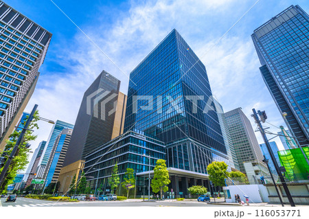 日本の東京都市景観 全銀協や東京海上日動ビルディング解体工事などを望む（右）。新丸ビルなどが一望に 116053771