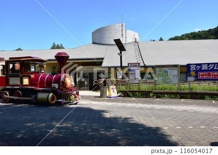 神奈川県立あいかわ公園のパークセンターとロードトレイン 116054017
