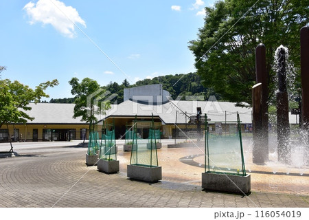 神奈川県立あいかわ公園の中央広場とパークセンター 116054019