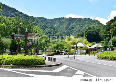 神奈川県立あいかわ公園の南駐車場側入口と案内板 116054021